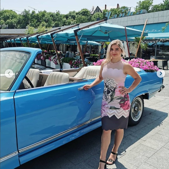 ARIONAH PALACE GARDENS SCALLOP DETAIL MIDI DRESS - Picture 5 of 12